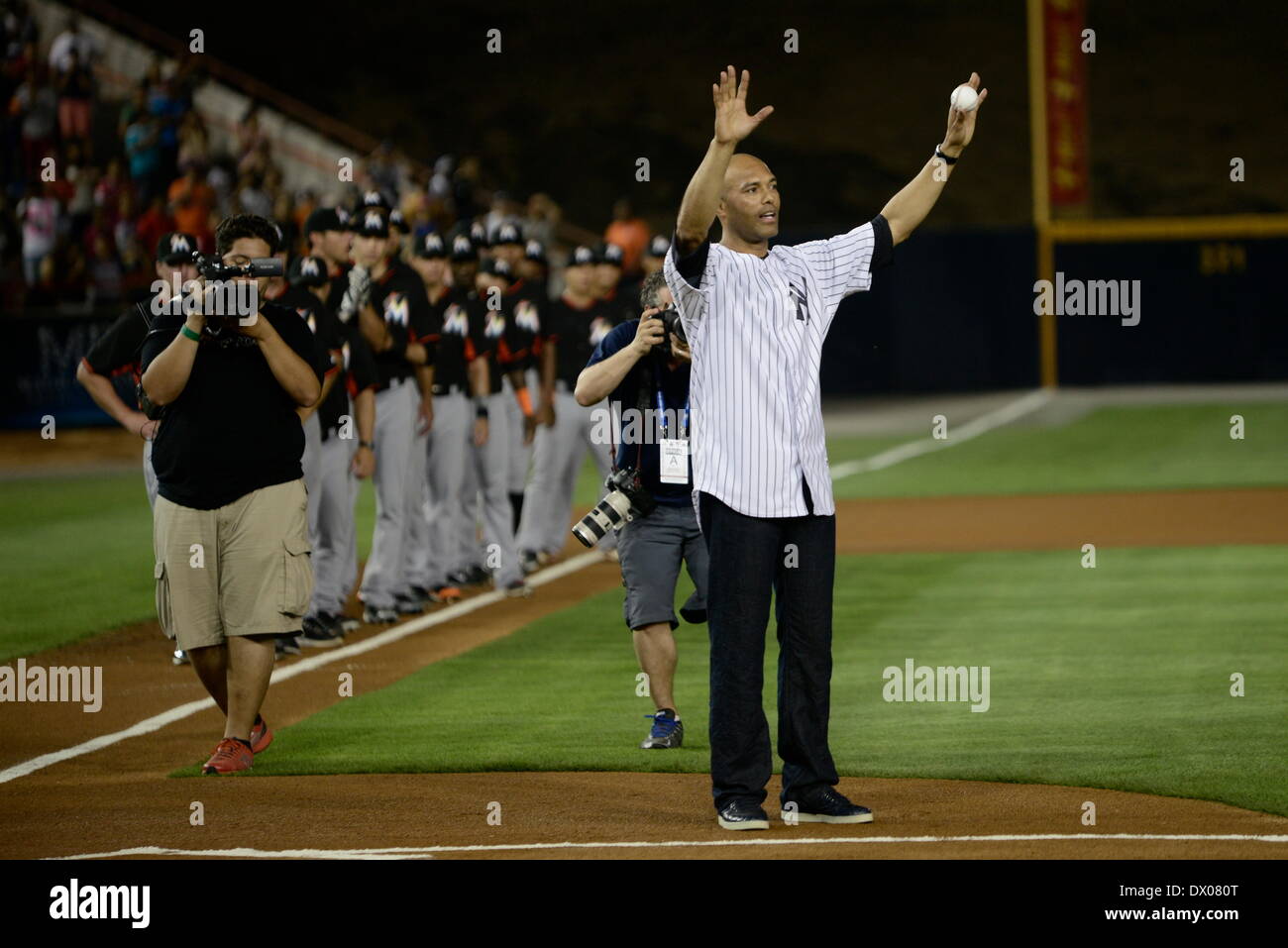 La ville de Panama, Panama. Mar 15, 2014. Ancien joueur des Yankees de New York, Mariano Rivera (avant), réagit avant le match entre les Yankees de New York et Miami Marlins, à Rod Carew Stadium, à Panama City, capitale du Panama, le 15 mars 2014. Les Yankees de New York et les Marlins de Miami jouer deux matchs ici en hommage à Mariano Rivera. Credit : Mauricio Valenzuela/Xinhua/Alamy Live News Banque D'Images