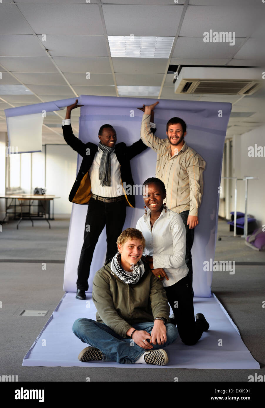 Les jeunes à Bristol dans le cadre d'un échange culturel VSO dans lequel des jeunes de pays en développement, faire du travail bénévole au Royaume-Uni Banque D'Images