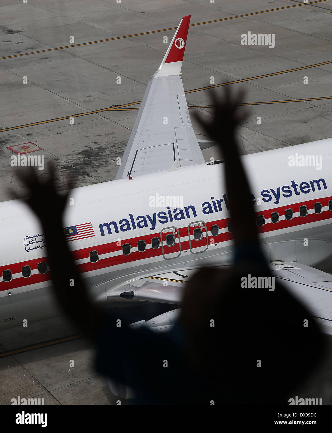 Kuala Lumpur, Malaisie. Mar 16, 2014. Un enfant regarde un avion Malaysia Airlines à l'aéroport international de Kuala Lumpur, Malaisie, le 16 mars 2014. La recherche n'a trouvé aucun signe sur le dimanche de la disparition du vol MH370 de Malaysia Airlines. Credit : Wang Shen/Xinhua/Alamy Live News Banque D'Images