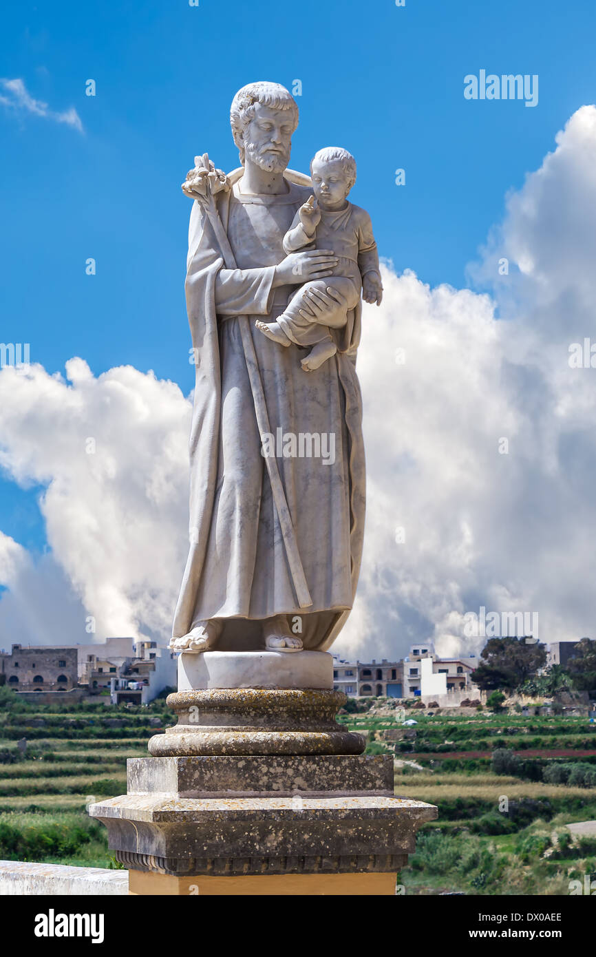 Statue de Saint Joseph avec son Fils Jésus, l'île de Gozzo Banque D'Images Statue de Saint Joseph avec son Fils Jésus, l'île de Gozzo Banque D'Images
