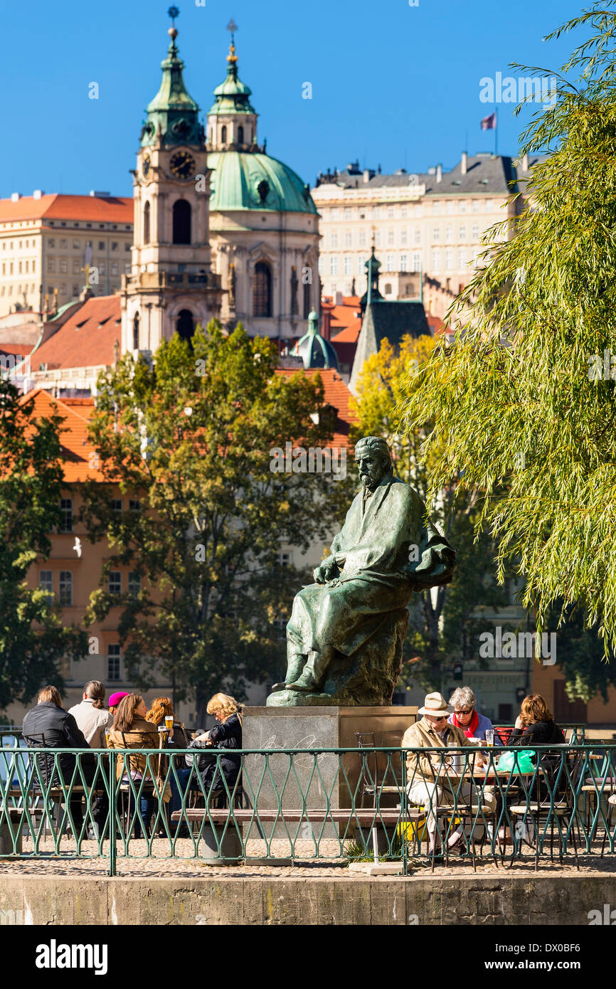 Les gens à la terrasse d'un café au monument de Smetana, Prague, Banque D'Images