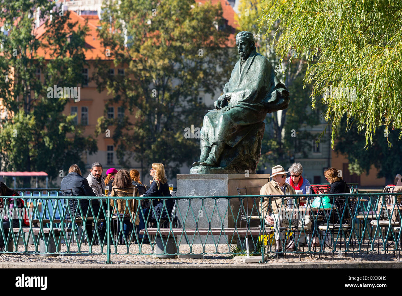 Prague, les gens à la terrasse d'un café au monument de Smetana, Prague, Banque D'Images