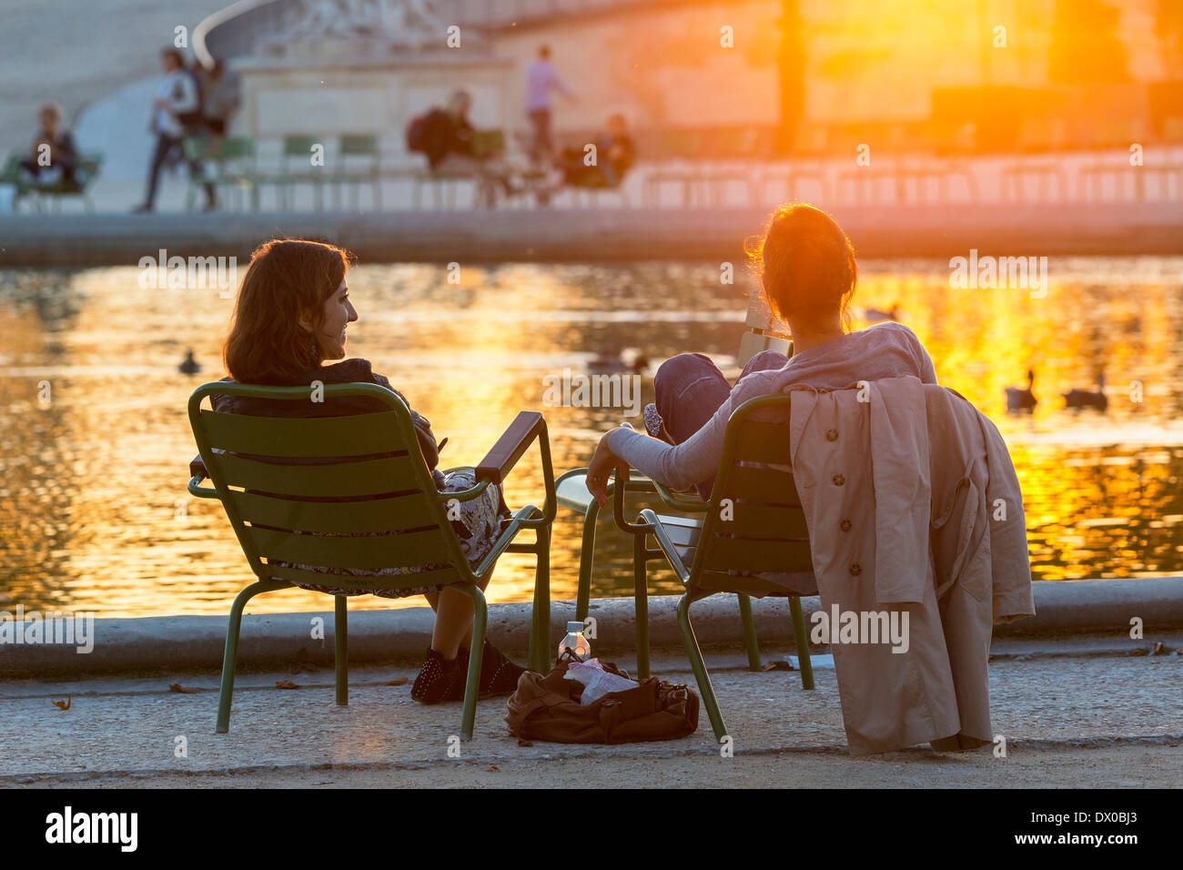 Paris, les gens se détendre dans le Jardin des Tuileries Banque D'Images