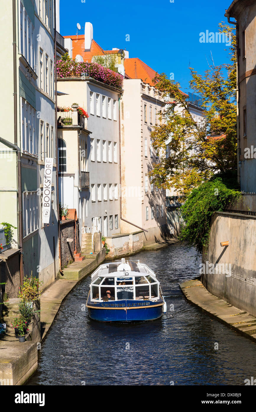 Prague, canal de la Vltava (Moldau) River Banque D'Images