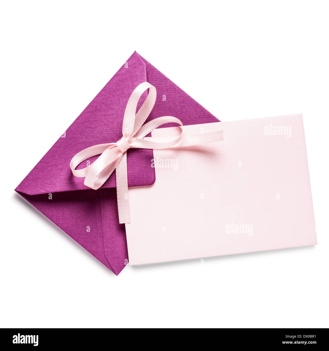 Carte avec enveloppe rose et noeud ruban sur fond blanc, chemin de détourage inclus Banque D'Images