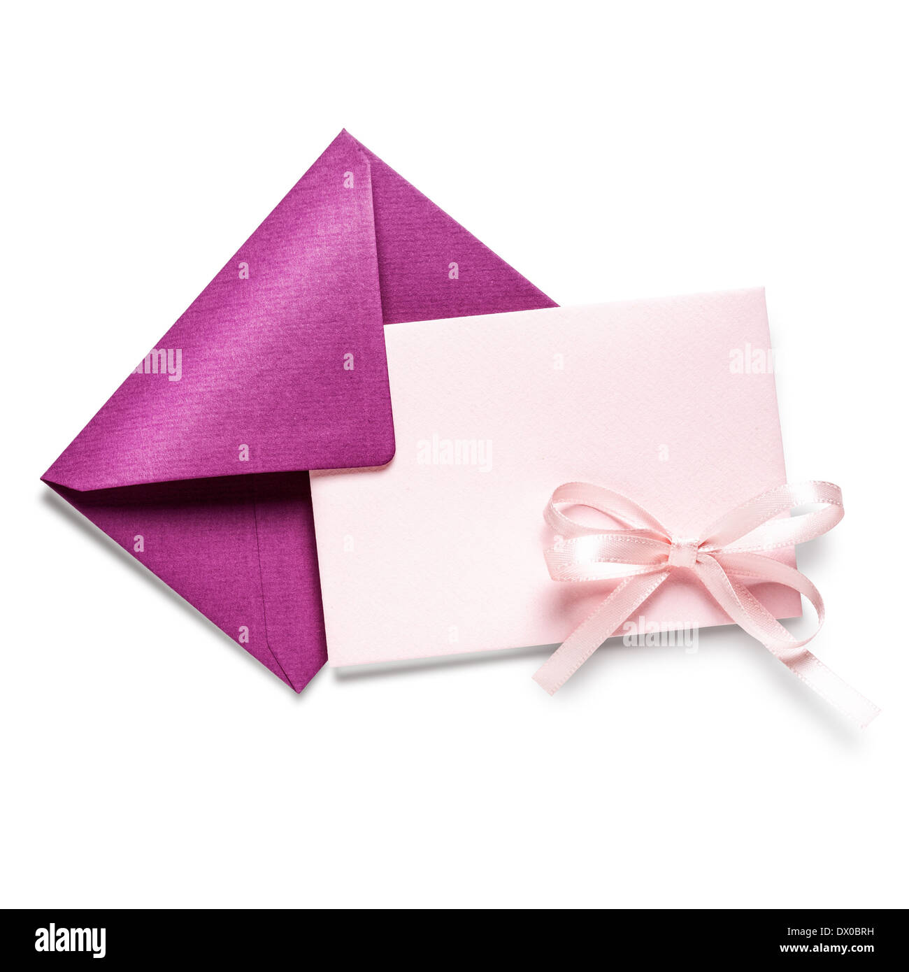 Carte avec enveloppe rose et noeud ruban sur fond blanc, chemin de détourage inclus Banque D'Images