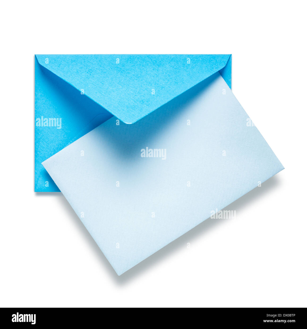 Enveloppe avec carte bleue sur fond blanc, chemin de détourage inclus Banque D'Images