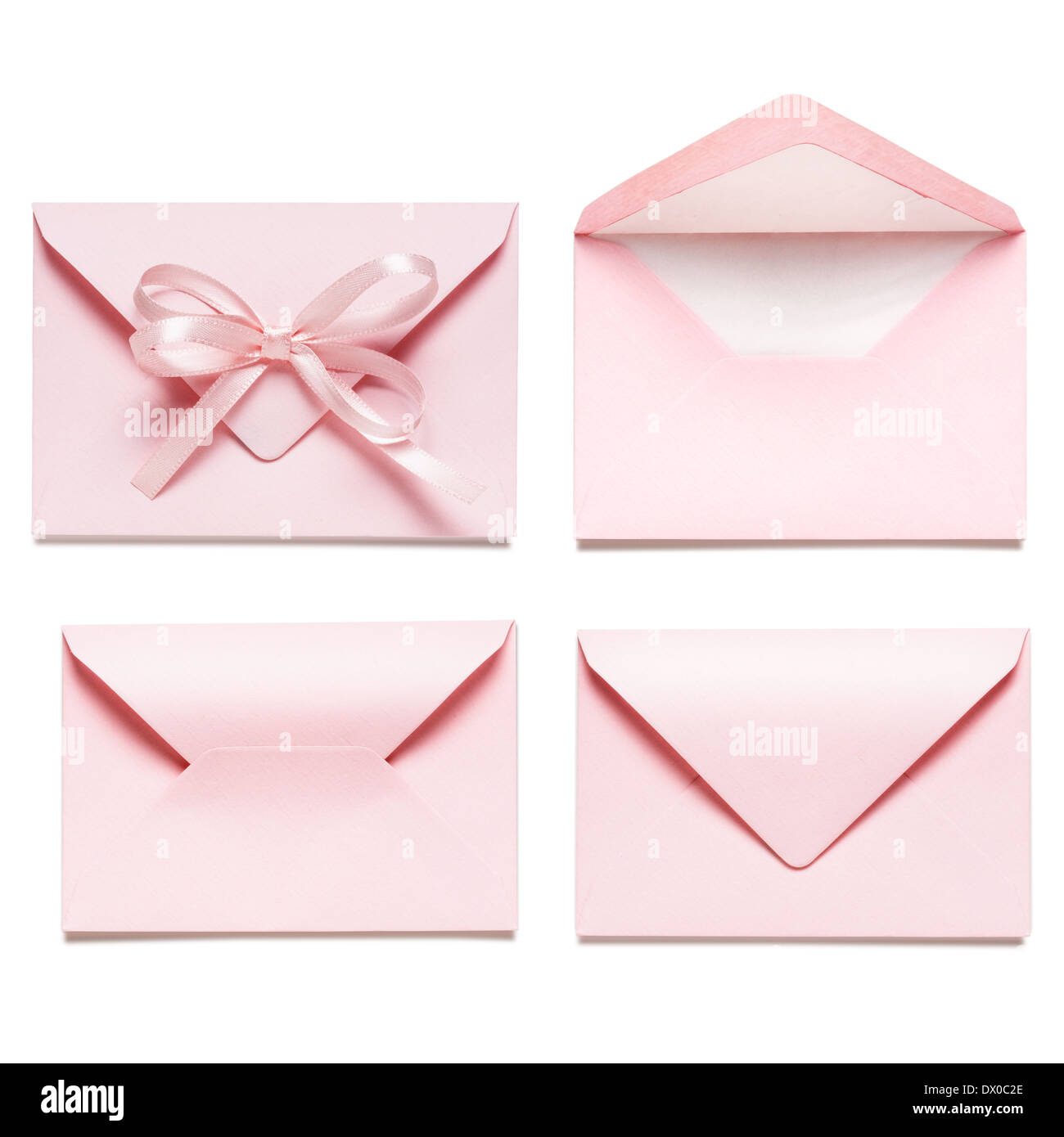Enveloppes rose avec ruban bow collection isolé sur fond blanc Banque D'Images
