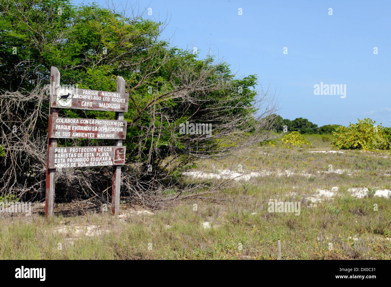 Signe de route du parc national, l'île de Madrizqui, archipel Los Roques Parc National, Venezuela Banque D'Images