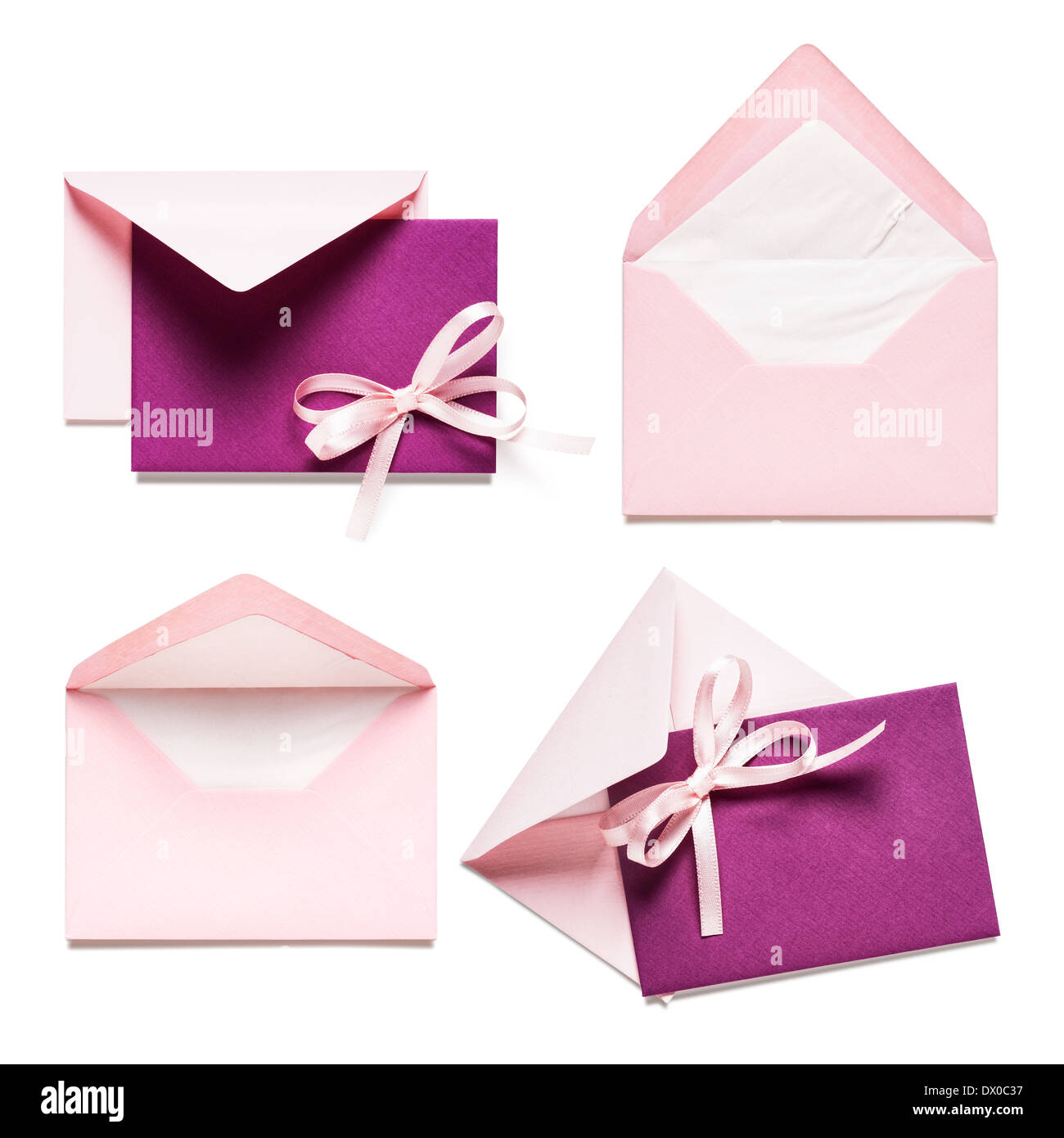 Enveloppes rose avec ruban bow et card collection isolé sur fond blanc Banque D'Images