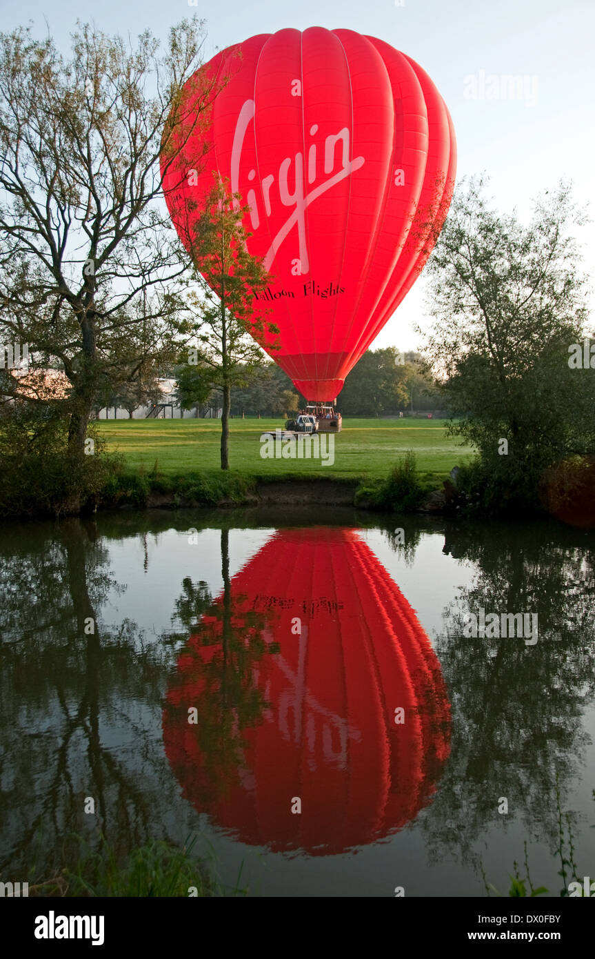 Hot Air Balloon la préparation pour l'ascension Banque D'Images
