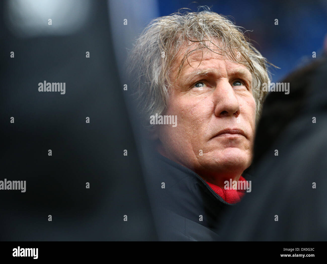 Hambourg, Allemagne. Mar 16, 2014. L'entraîneur-chef de Nuremberg Gertjan Verbeek regarde sur avant le match de football Bundesliga allemande entre Hambourg SV et 1. FC Nuremberg à l'Imtech Arena de Hambourg, Allemagne, 16 mars 2014. Photo : CHRISTIAN CHARISIUS/dpa (ATTENTION : En raison de la lignes directrices d'accréditation, le LDF n'autorise la publication et l'utilisation de jusqu'à 15 photos par correspondance sur internet et dans les médias en ligne pendant le match.)/dpa/Alamy Live News Banque D'Images