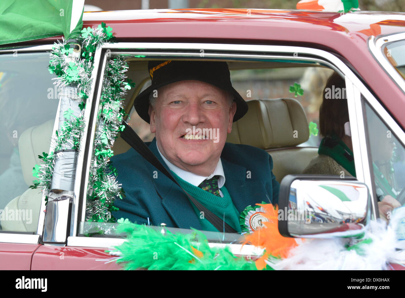 Manchester, UK 16 mars 2014 Patrick Rafter conduit sa voiture Rolls-Royce décorées en couleurs irlandaises dans la parade du Centre du patrimoine mondial de l'Irlande du Nord dans le centre-ville de Manchester et à l'arrière. St Patrick's Day Parade, Manchester. Banque D'Images