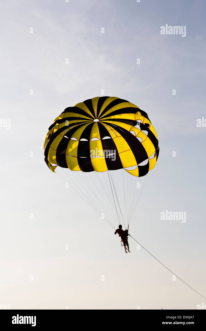 Parachute sur la plage de Patong, Phuket, Thailand Banque D'Images