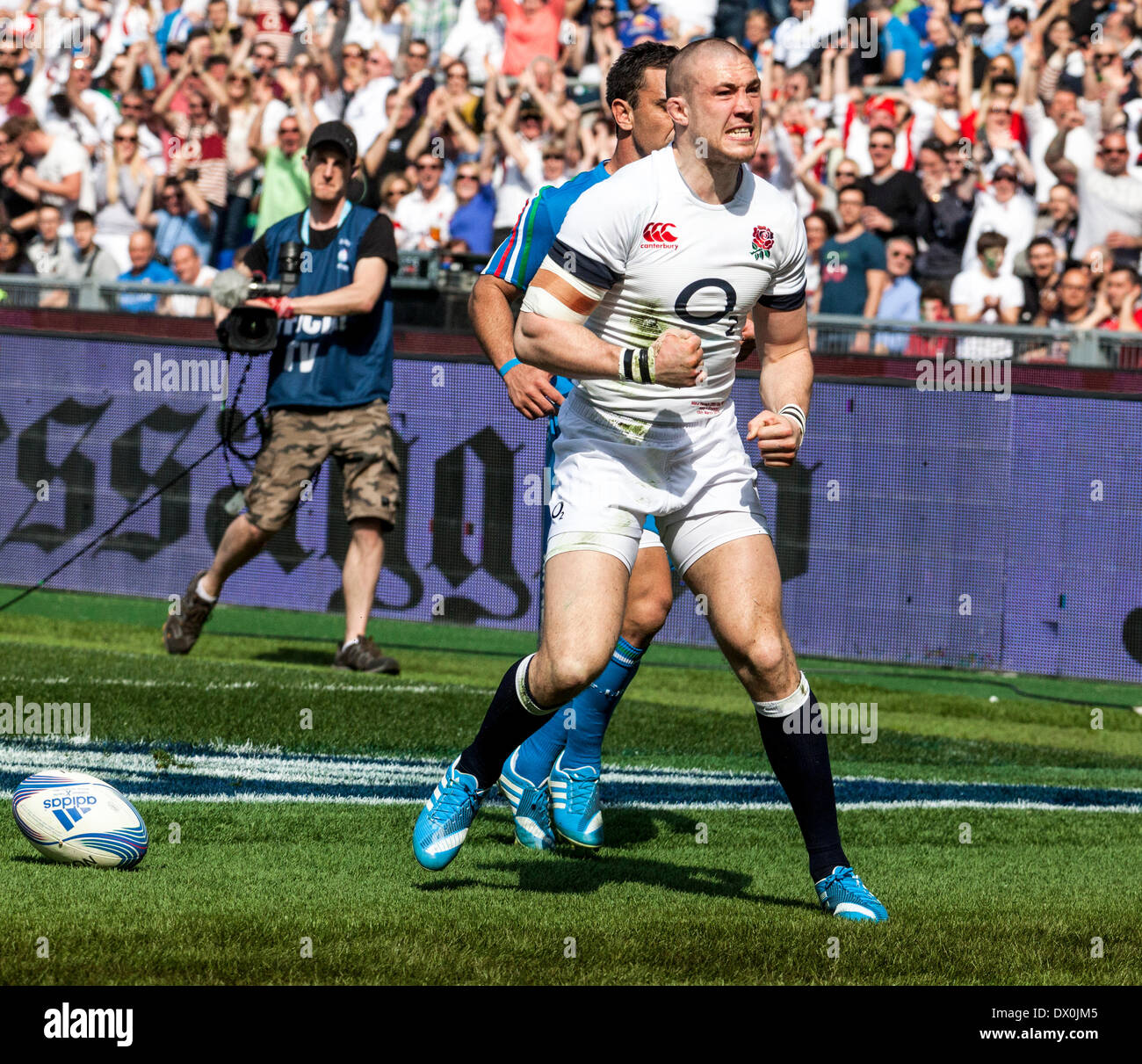Italie v Angleterre. RBS 6 Nations. , Rome, Italie, 15/03/14. L'Angleterre a battu l'Italie par 52 à 11 points au Stadio Olimpico. Mike Brown, célèbre l'Angleterre de notation premier essai. Banque D'Images