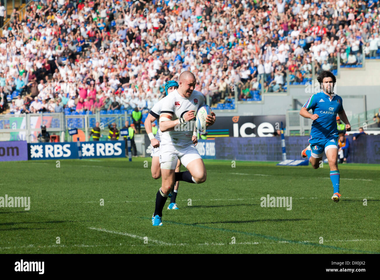 Italie v Angleterre. RBS 6 Nations. , Rome, Italie, 15/03/14. L'Angleterre a battu l'Italie par 52 à 11 points au Stadio Olimpico. Mike Brown l'Angleterre scores deuxième essai. Banque D'Images