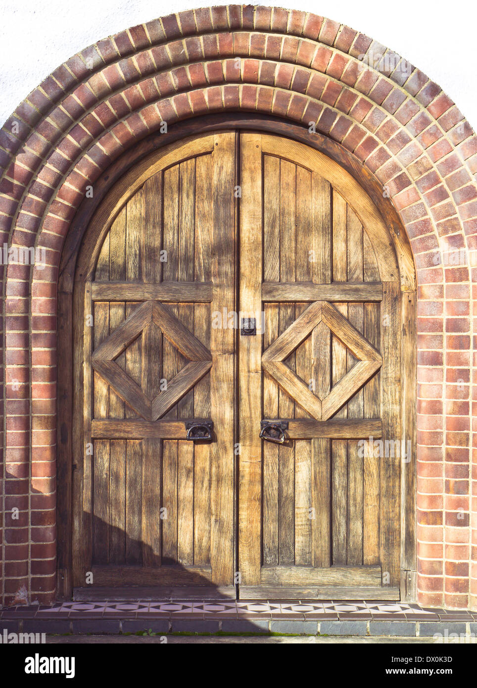 Passage voûté et porte double en bois d'une maison au Royaume-Uni Photo  Stock - Alamy