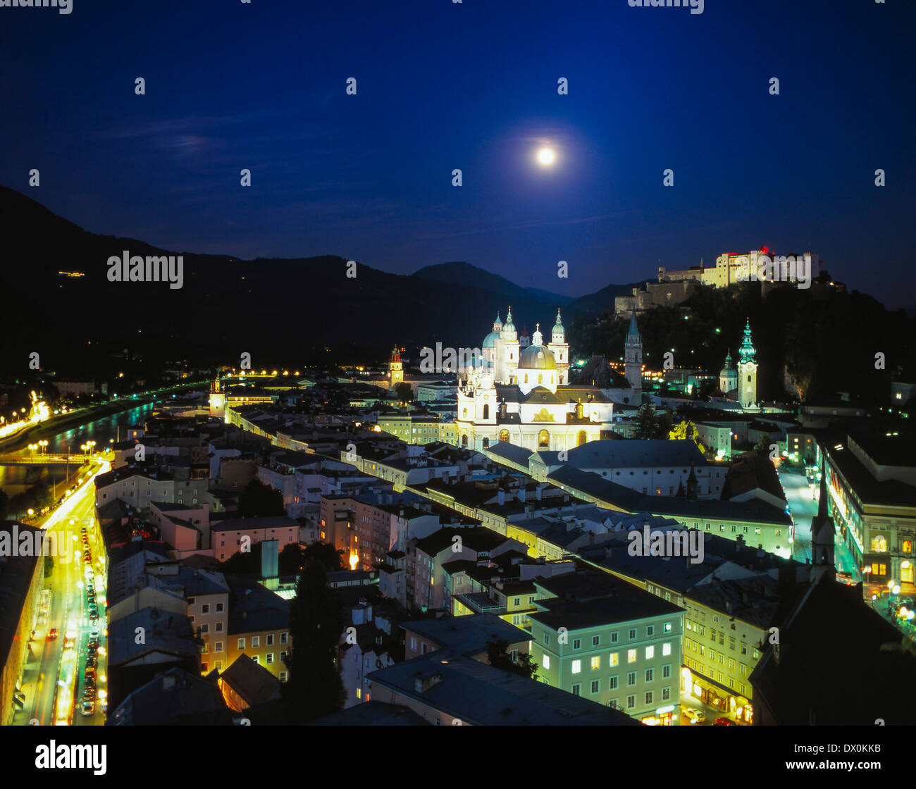 Vieille Ville avec la Cathédrale, collégiale et la forteresse de Hohensalzburg, la nuit, Salzbourg, Autriche, Europe Banque D'Images