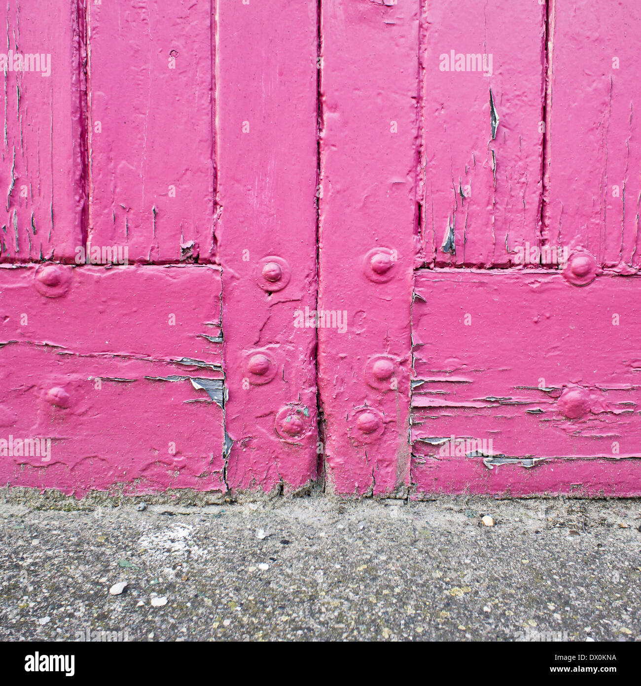 Près de la base d'une porte rose Photo Stock - Alamy