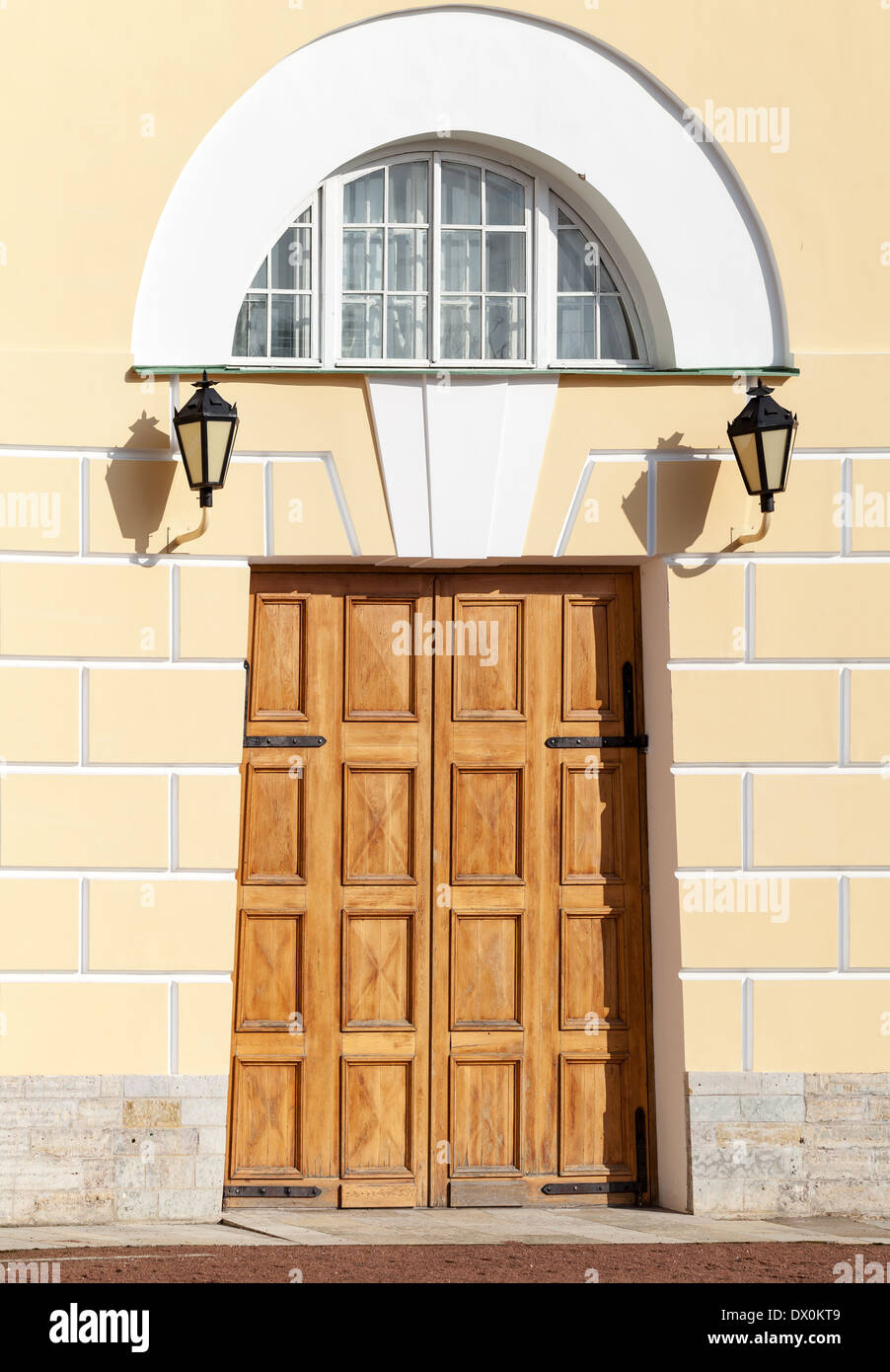Barrière en bois avec arch en jaune façade classique. Saint-pétersbourg, Russie Banque D'Images
