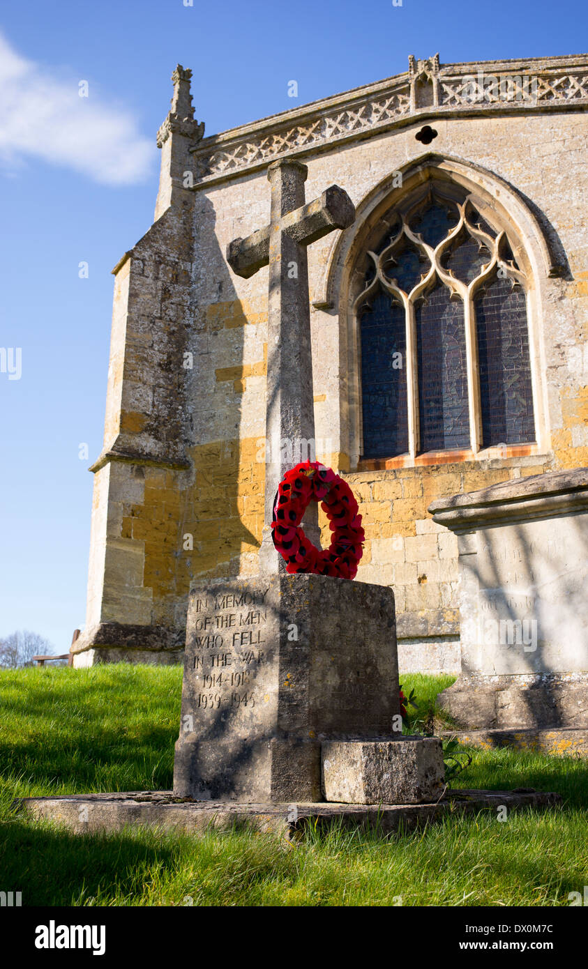 World War Memorial et couronne de pavot au Saint Lawrence Church, Bourton on the hill, Cotswolds, Gloucestershire, Angleterre Banque D'Images