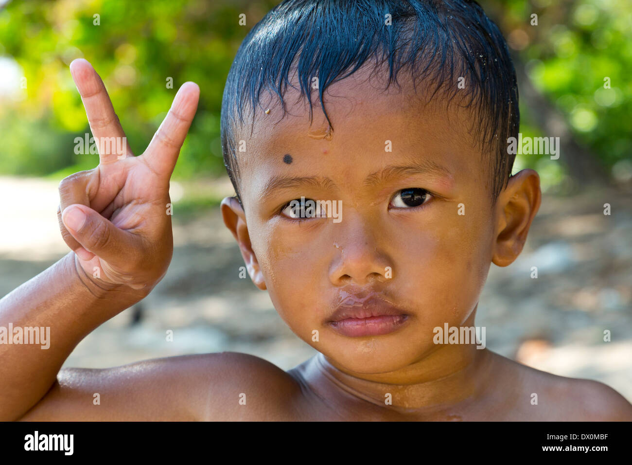 Petit garçon dans Chao Ley sur Ko Siray, Phuket, Thailand Banque D'Images