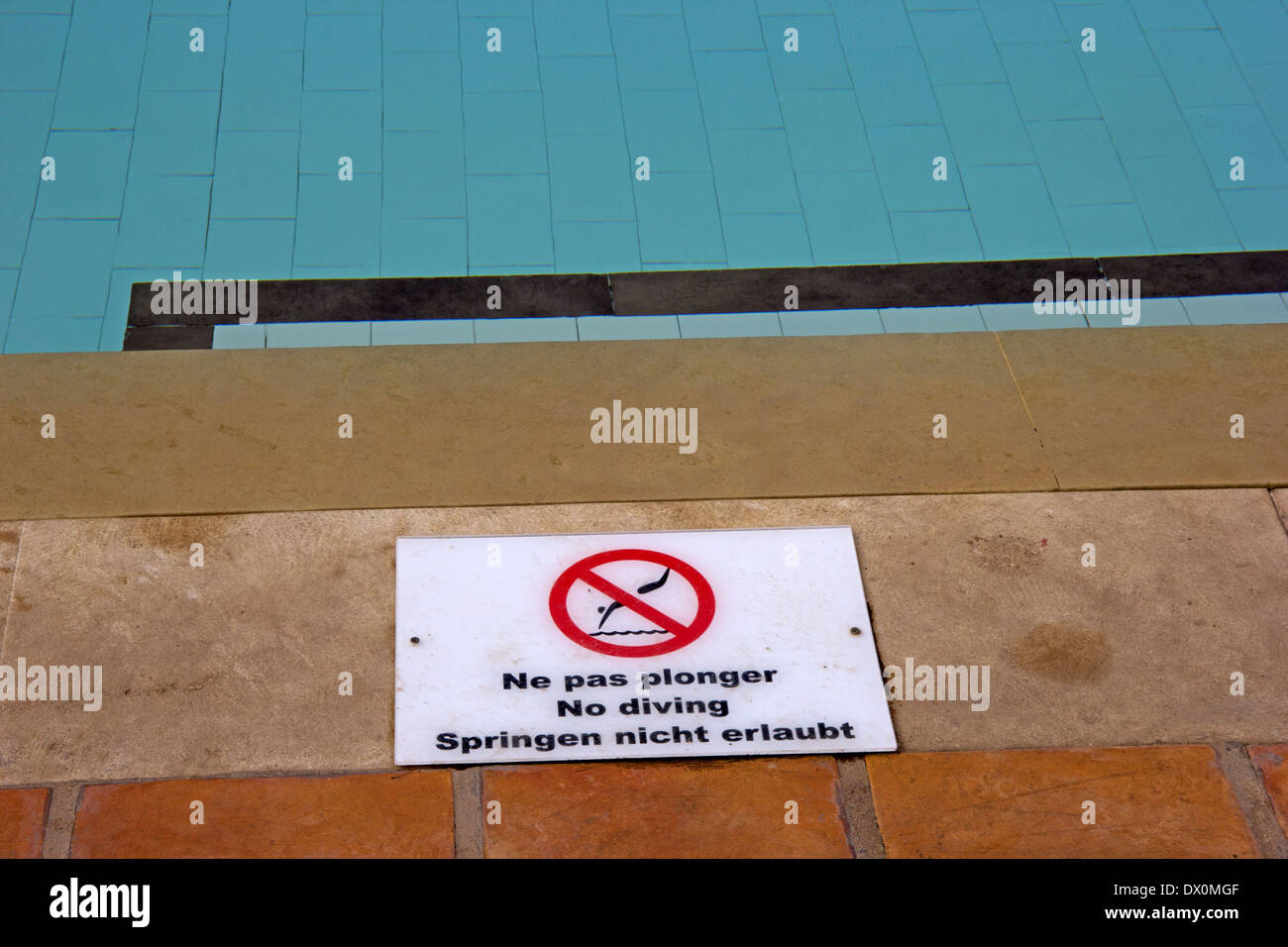 Aucun signe de plongée à bord de piscine de l'hôtel, en Anglais, Français et Allemand Banque D'Images