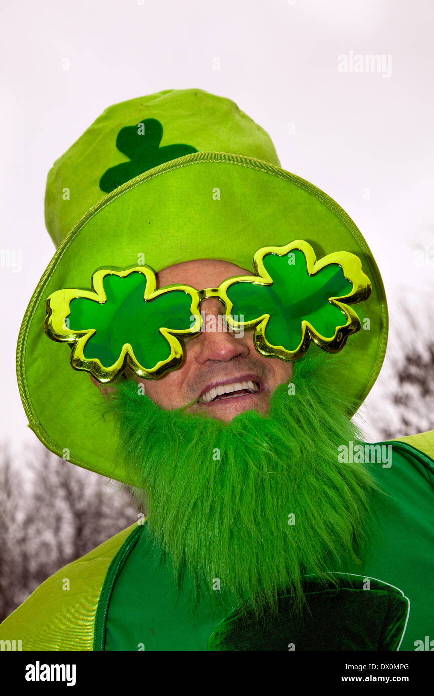 Manchester UK, 16 mars 2014. Homme à barbe verte et Leprechaun robe à la St  Patrick's Day procession religieuse à Manchester. Fête de la Saint Patrick  (Irlandais : Lá Fhéile Pádraig, 'le