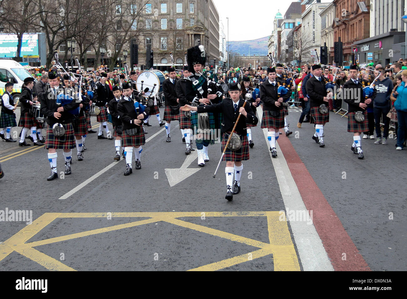 Belfast, Royaume-Uni 16 mars, 2014. Pipe Band à la tête de la procession à la St Patrick's Day Celebration à Belfast Banque D'Images