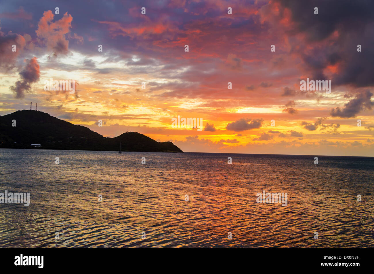Magnifique coucher de soleil sur la mer des Caraïbes sur San Andres y Providencia, COLOMBIE Banque D'Images