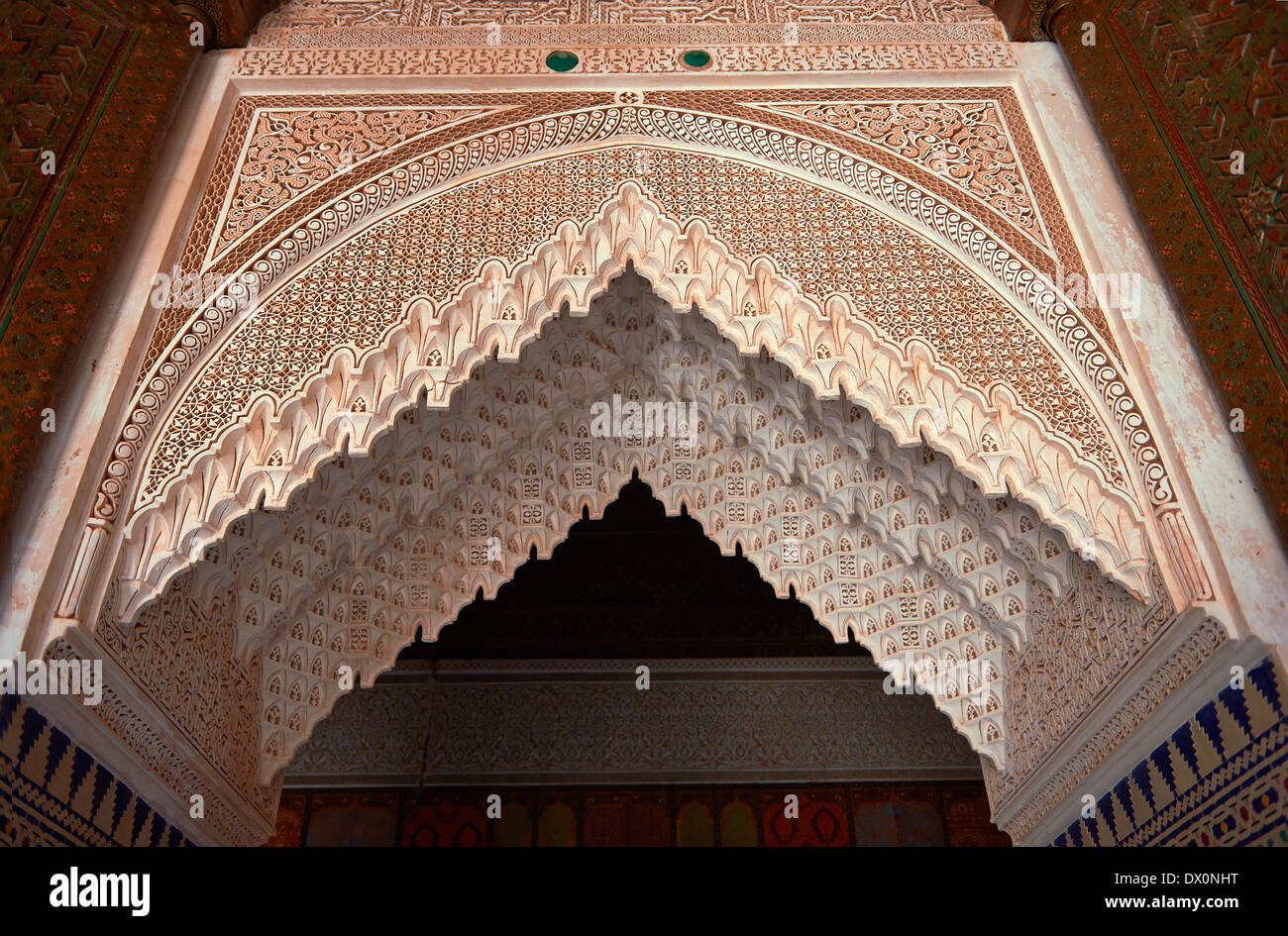 Arabesque Muqarnas berbère plâtre stalactite sur le plafond de la cour intérieure de l'Kashah de Telouet, Maroc Banque D'Images