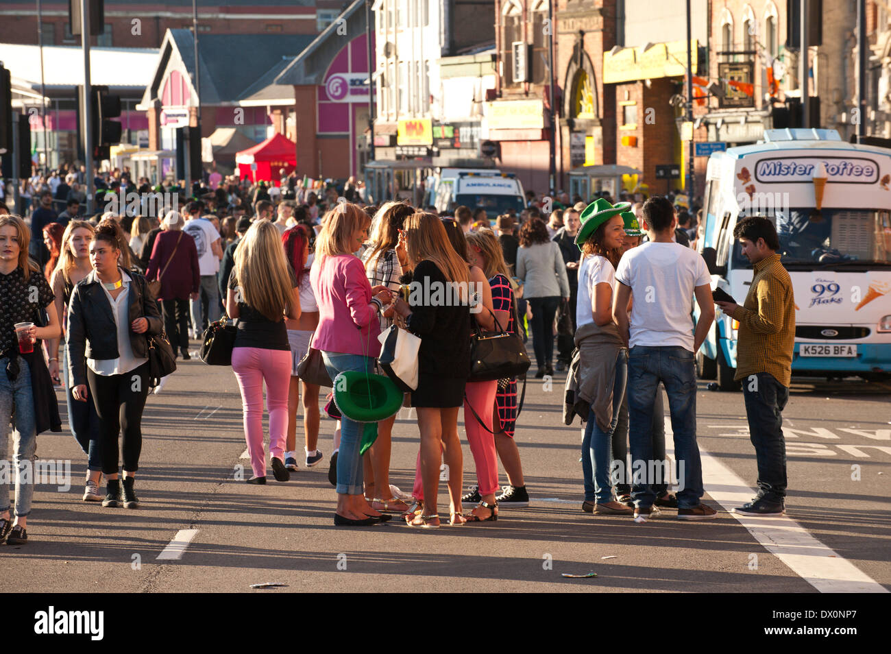 Birmingham, West Midlands, Royaume-Uni. 16 mars 2014. Il y a une atmosphère de fête à Digbeth Street qui reste fermée à la circulation pendant plusieurs heures après la parade de la St Patrick. Credit : Graham M. Lawrence/Alamy Live News. Banque D'Images
