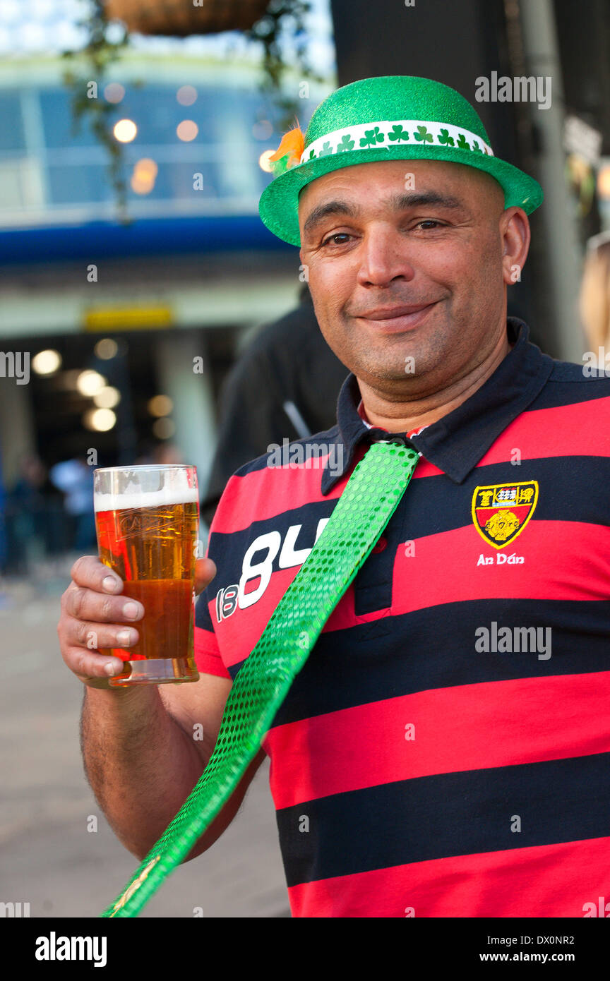 Birmingham, West Midlands, Royaume-Uni. 16 mars 2014. Il y a une atmosphère de fête à Digbeth Street qui reste fermée à la circulation pendant plusieurs heures après la parade de la St Patrick. Credit : Graham M. Lawrence/Alamy Live News. Banque D'Images