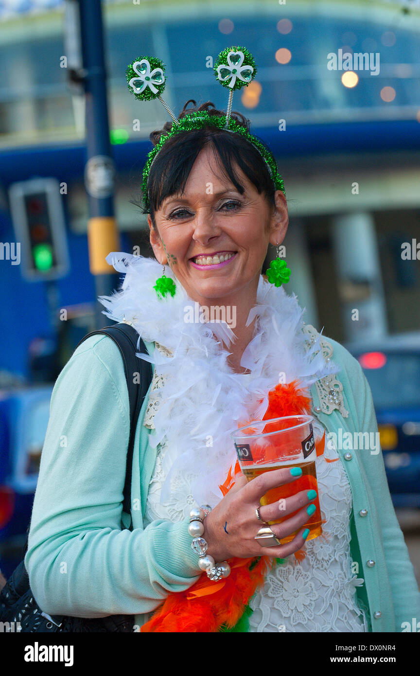 Birmingham, West Midlands, Royaume-Uni. 16 mars 2014. Il y a une atmosphère de fête à Digbeth Street qui reste fermée à la circulation pendant plusieurs heures après la parade de la St Patrick. Credit : Graham M. Lawrence/Alamy Live News. Banque D'Images