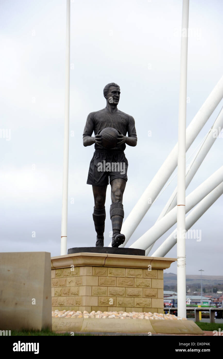 Statue de Nat Lofthouse en dehors de Bolton Wanderers FC stade Reebok UK Banque D'Images