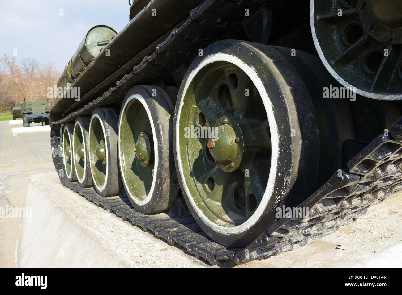 Ancienne soviétique T-34 tank la voie et les roues libre Banque D'Images