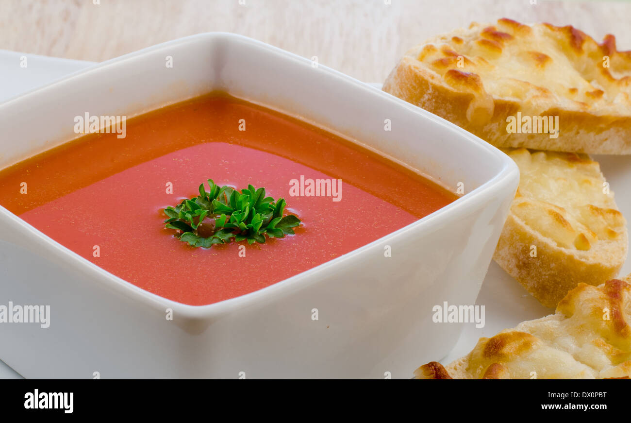 Soupe de tomate avec des tranches de baguette au fromage grillé Banque D'Images