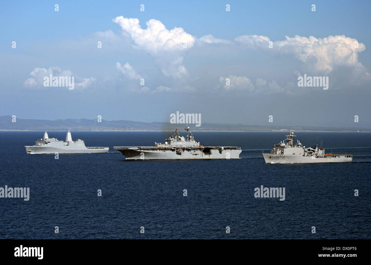 Navire d'assaut amphibie de la Marine américaine USS Makin Island aux côtés de landing ship dock USS Comstock et quai de transport amphibie USS San Diego pendant les qualifications de la mer en préparation pour son prochain déploiement prévu le 13 mars 2014 dans l'océan Pacifique. Banque D'Images