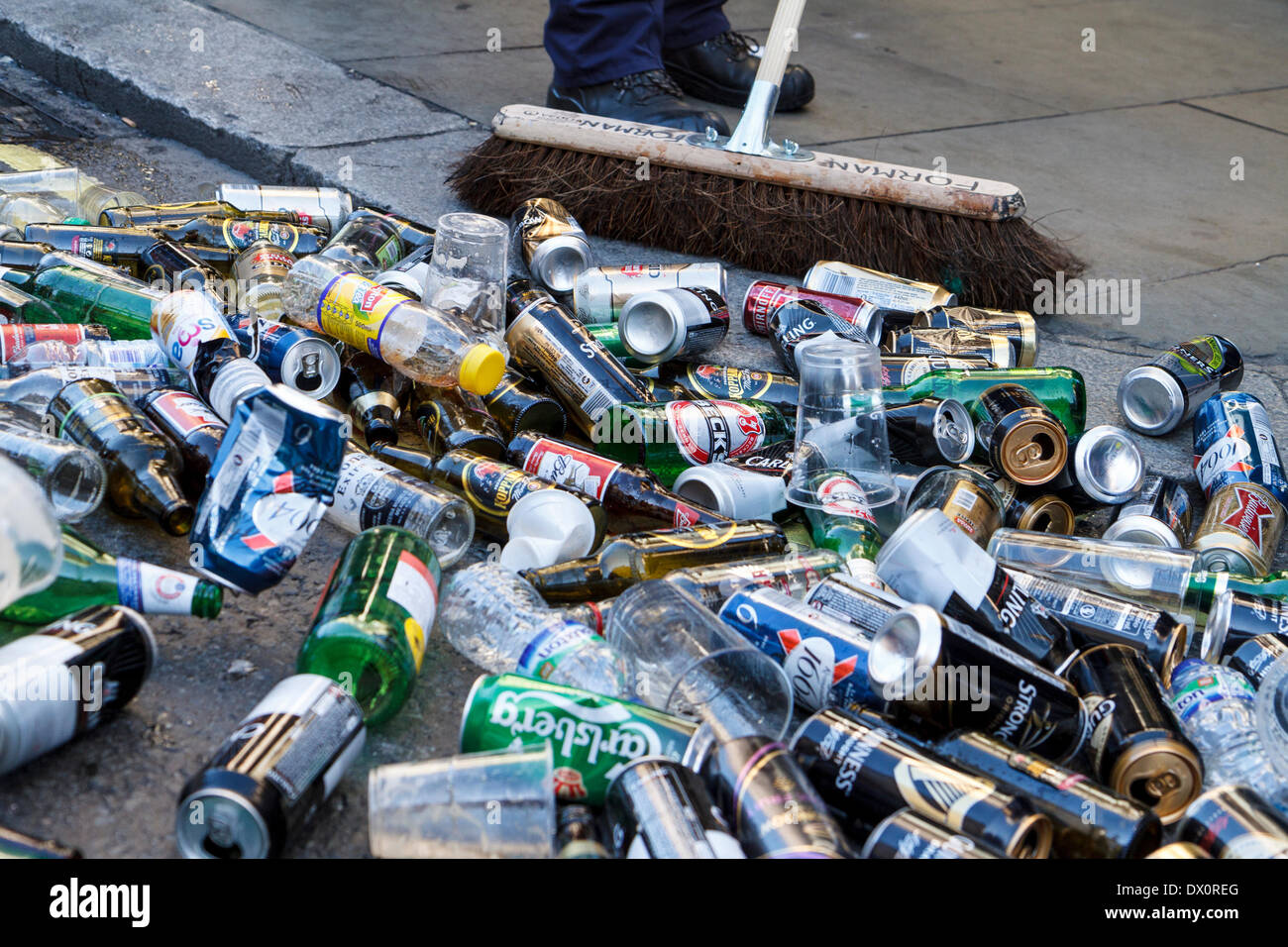 Après les célébrations, les employés du conseil se sont mis à nettoyer les bouteilles de bière et les canettes. Londres. ROYAUME-UNI Banque D'Images