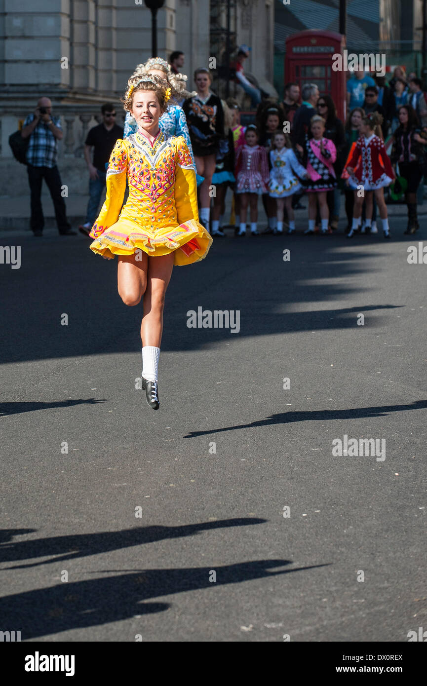 Londres, Royaume-Uni. 16 mars 2014. Une fille célèbre la St Patrick's Day en dansant durant la parade annuelle à Londres. Photographe : Gordon 1928/Alamy Live News Banque D'Images
