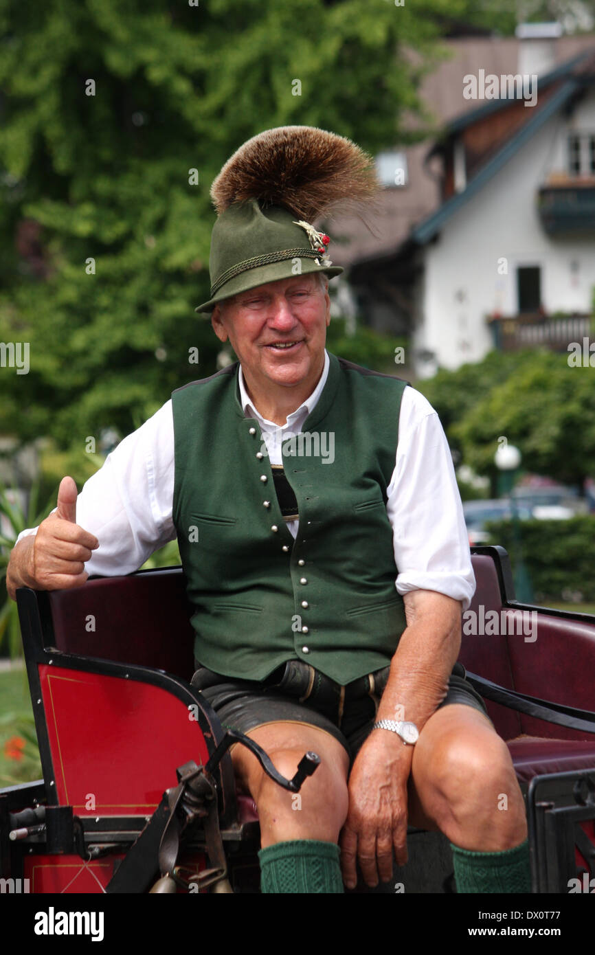 L'homme en costume autrichien Photo Stock - Alamy