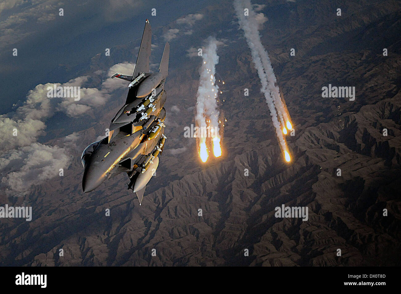 L'US Air Force F-15E Strike Eagle de la 391e Escadron expéditionnaire de la Base aérienne de Bagram déploie des leurres thermiques au cours d'une patrouille de combat le 12 novembre 2008 sur la province d'Helmand, en Afghanistan. Banque D'Images