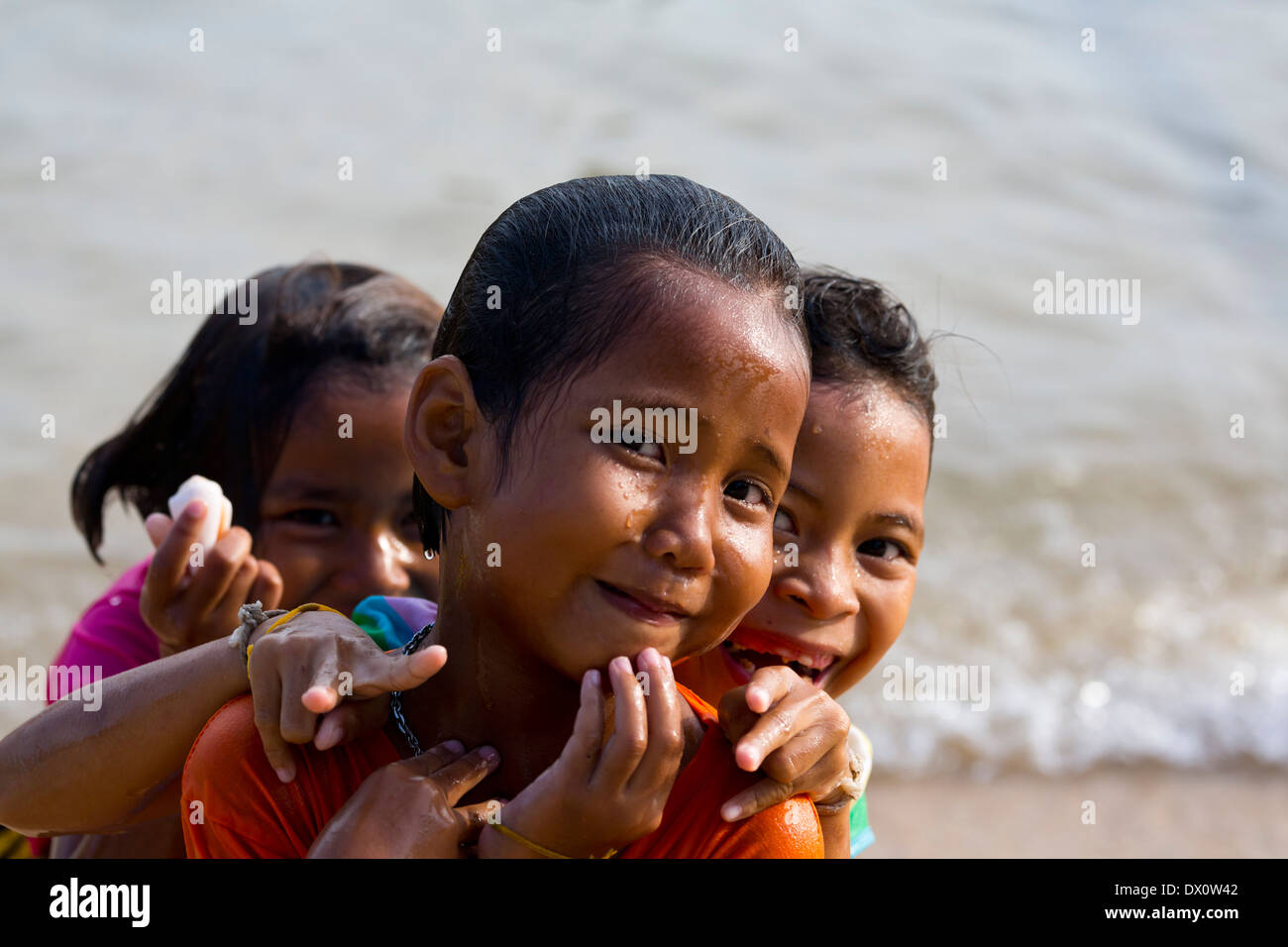 Sea Gypsy Kids sur Rawai Beach, Phuket, Thailand Banque D'Images