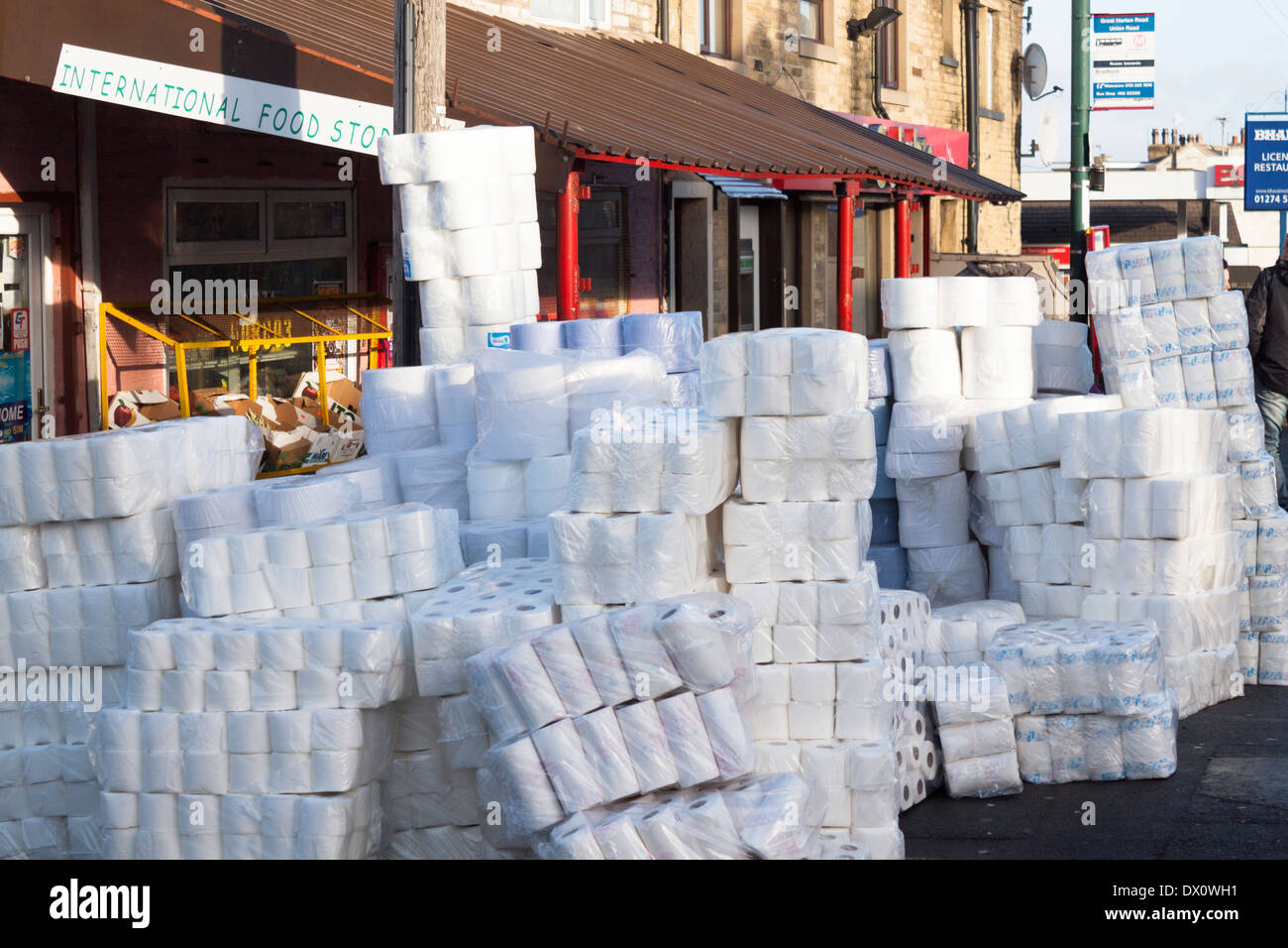 Rouleaux de papier à l'extérieur de Canon Mills marché du dimanche Great Horton Road Bradford Royaume-Uni. Ville de culture 2025. Banque D'Images
