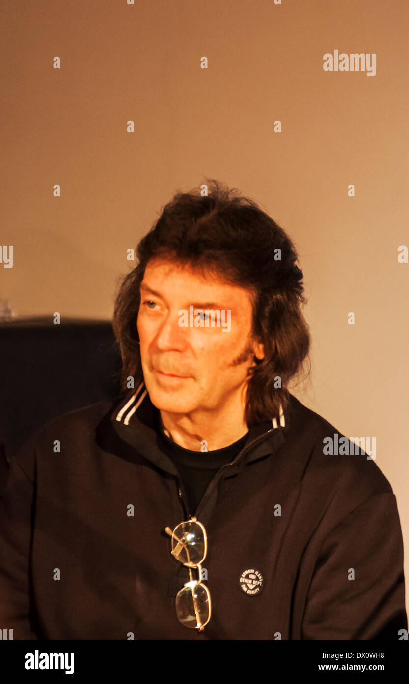 Naples, Italie. Mar 16, 2014. Steve Hackett, le guitariste du groupe de rock Genesis, lors d'une présentation de livres à Naples, Italie : Enrico Crédit Della Pietra/Alamy Live News Banque D'Images