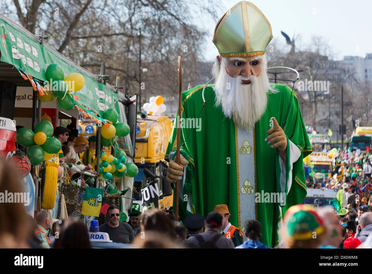 Londres, Royaume-Uni. Mar 16, 2014. Un géant à la parade de la Saint-Patrick. Le jour de rue Patrick Célébrations dans le centre de Londres, Royaume-Uni. Credit : Nick Savage/Alamy Live News Banque D'Images