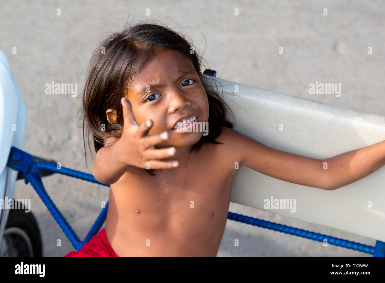 Sea Gypsy Kids sur Rawai Beach, Phuket, Thailand Banque D'Images