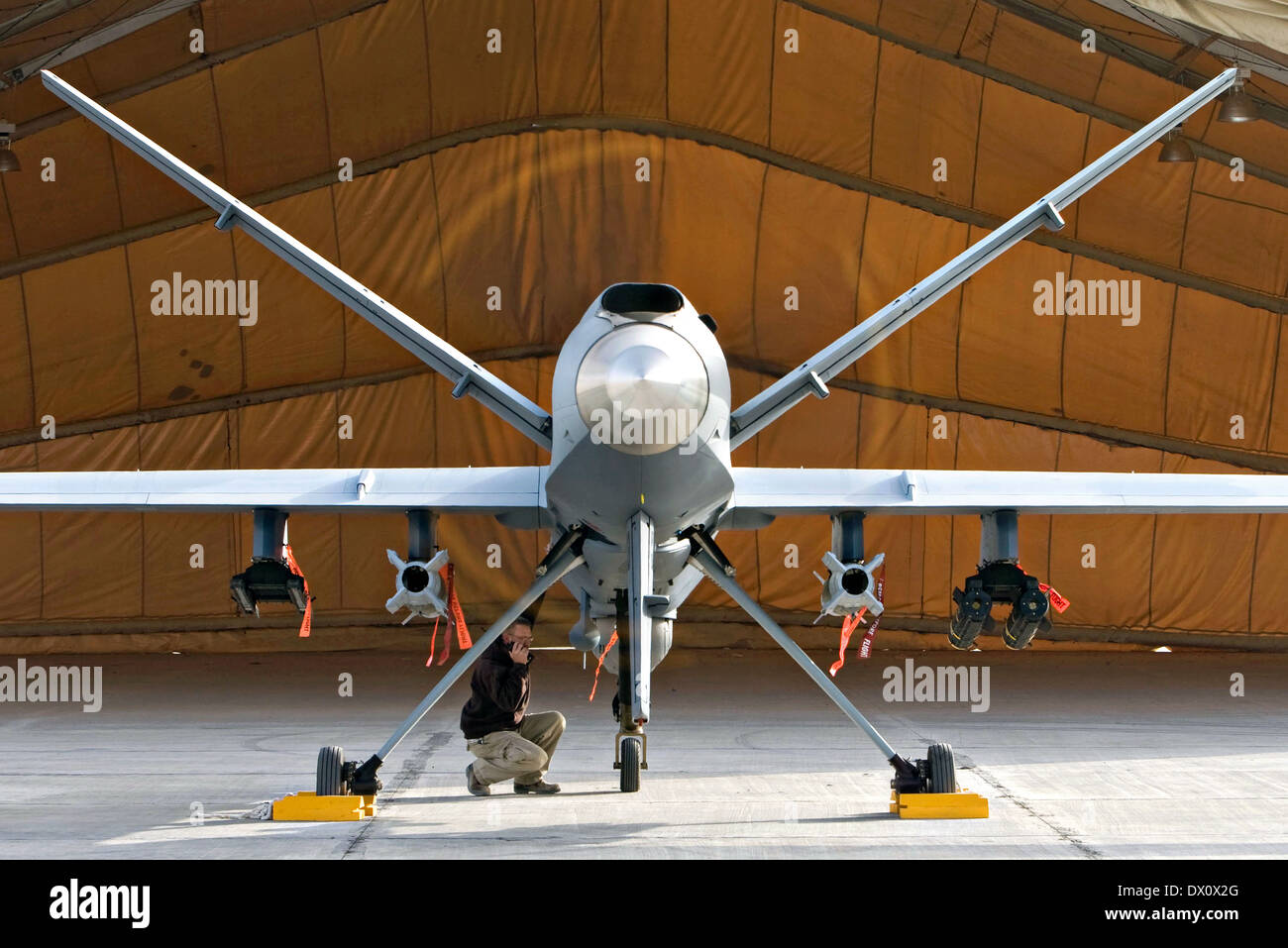 Un entretien de l'US Air Force airman inspecte un MQ-9 Reaper drone sur le terrain le 29 septembre 2007 en Afghanistan. Banque D'Images