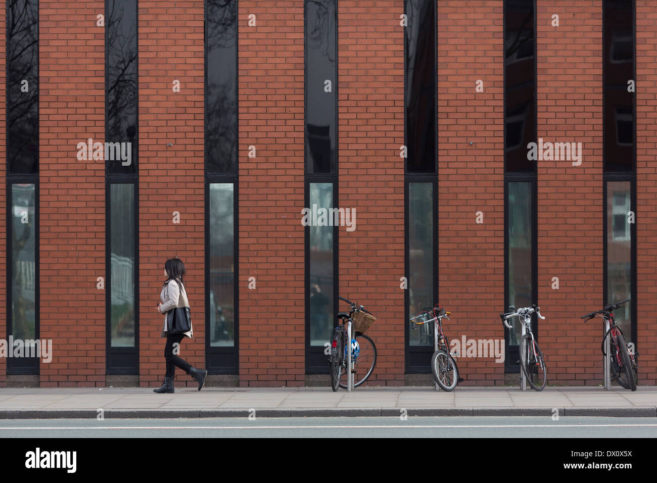 Un étudiant en passant devant l'École d'informatique à l'Université de Manchester UK Banque D'Images