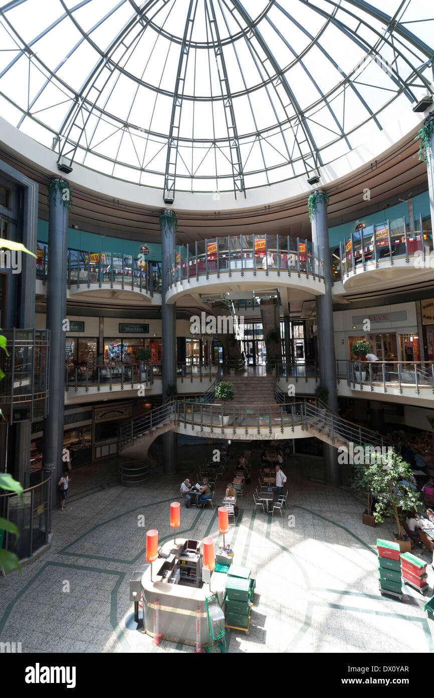 Bordeaux France personnes shopping et déjeuner à la Galerie des Grands Hommes Banque D'Images